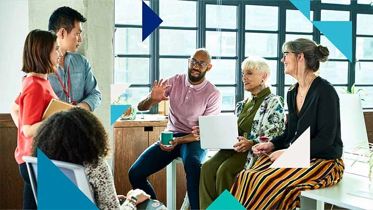 Alt - Gruppo di persone che parlano in ufficio